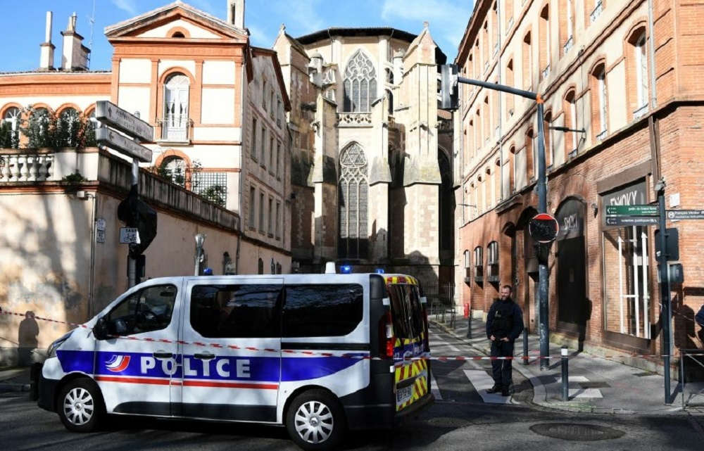 فرنسا.. الشرطة تقتل شخصا أشهر سكينا بمطار شارل ديغول