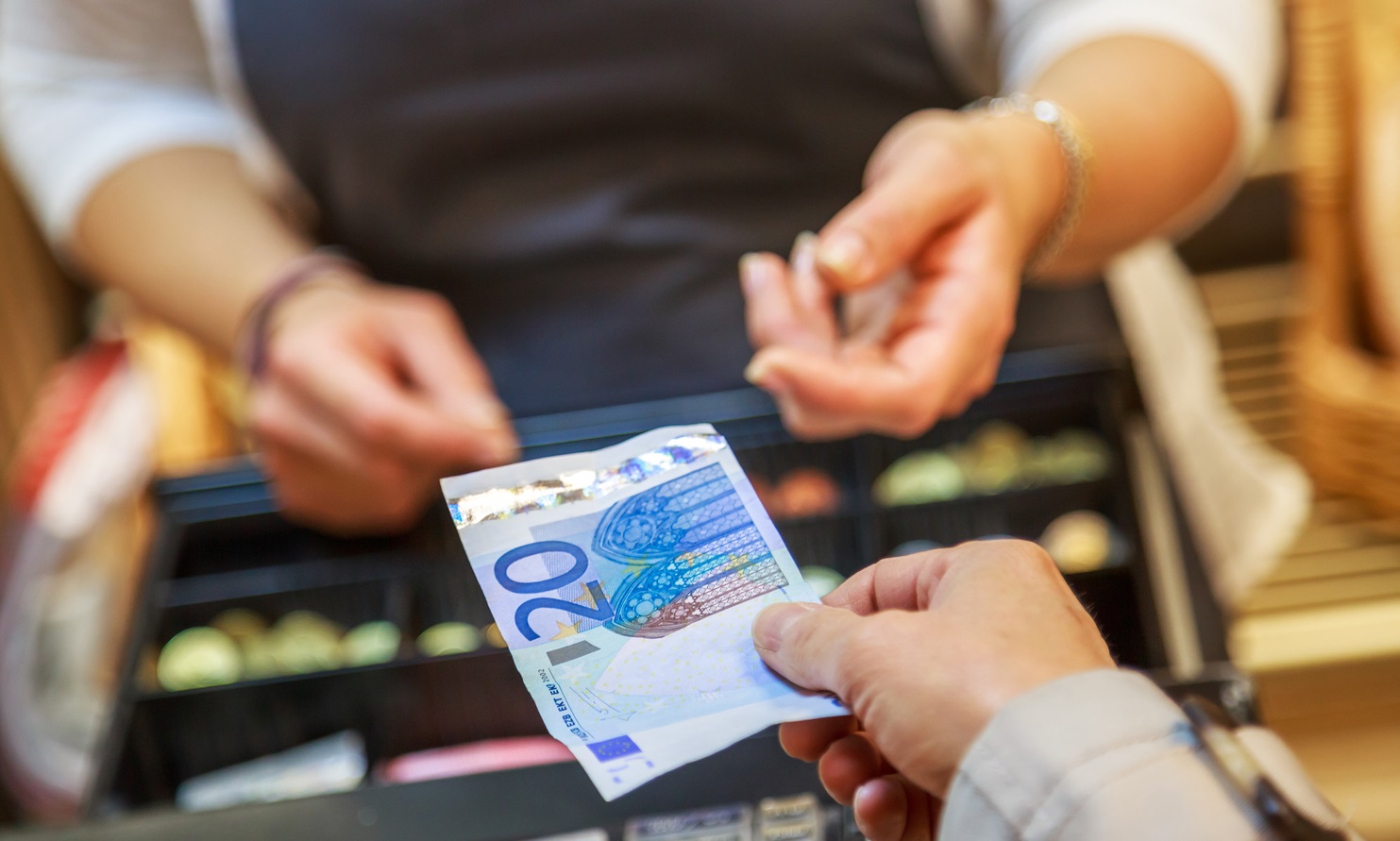 توقعات بانخفاض تحويلات مغاربة العالم إلى 84 مليار درهم