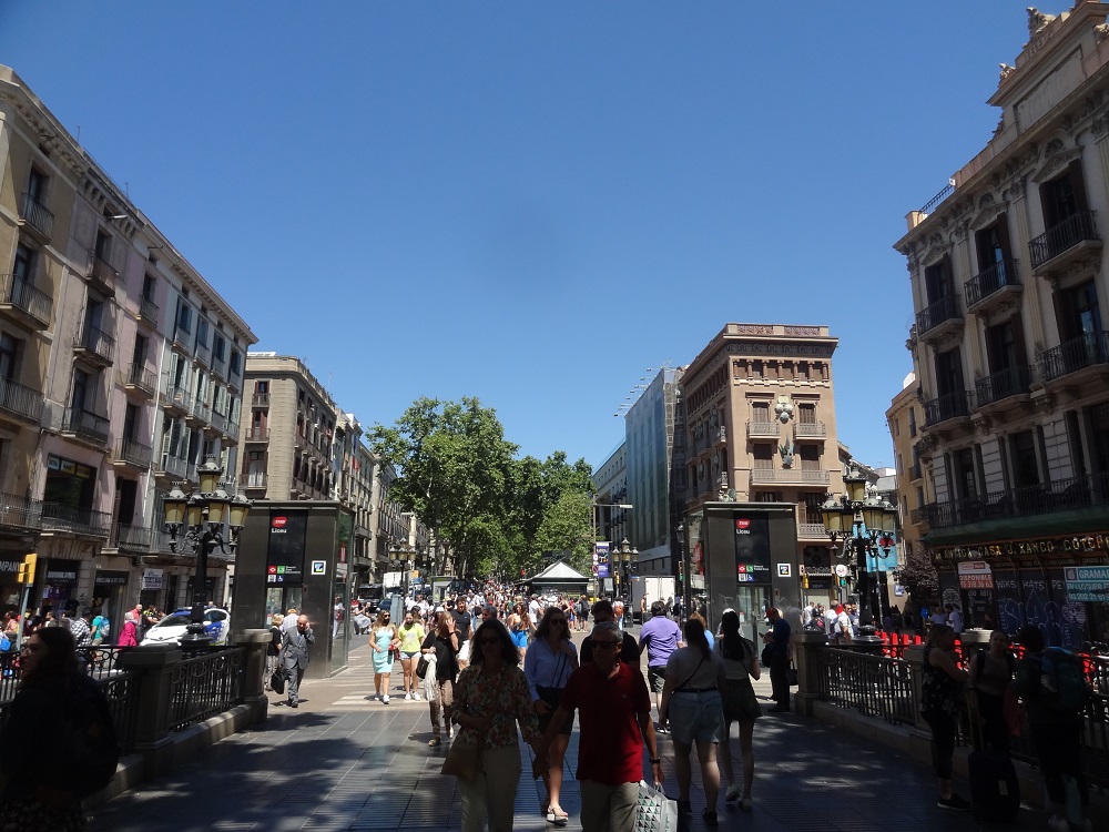 إسبانيا تسوي أوضاع المهاجرين.. مغاربة يتململون