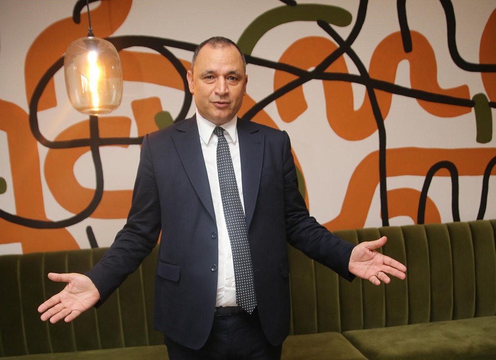  رياض مزور.. الوزير المتفائل الذي يراهن على كسب "أم المعارك" 