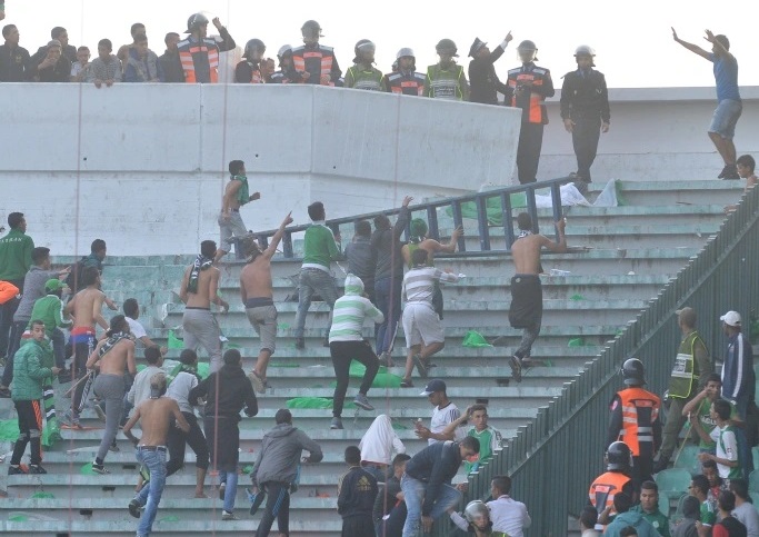 الشغب يحرم الجمهور من حضور ديربي الرجاء والوداد