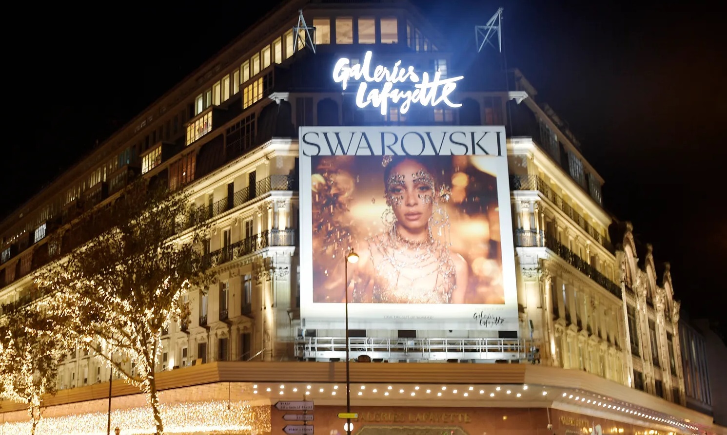 فرنسا تحظر الإعلانات المضيئة لتقليل استهلاك الكهرباء