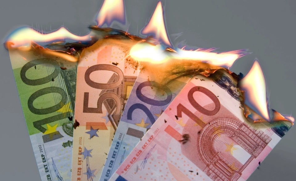 لأول مرة منذ عشرين عاما.. اليورو ينهزم أمام الدولار