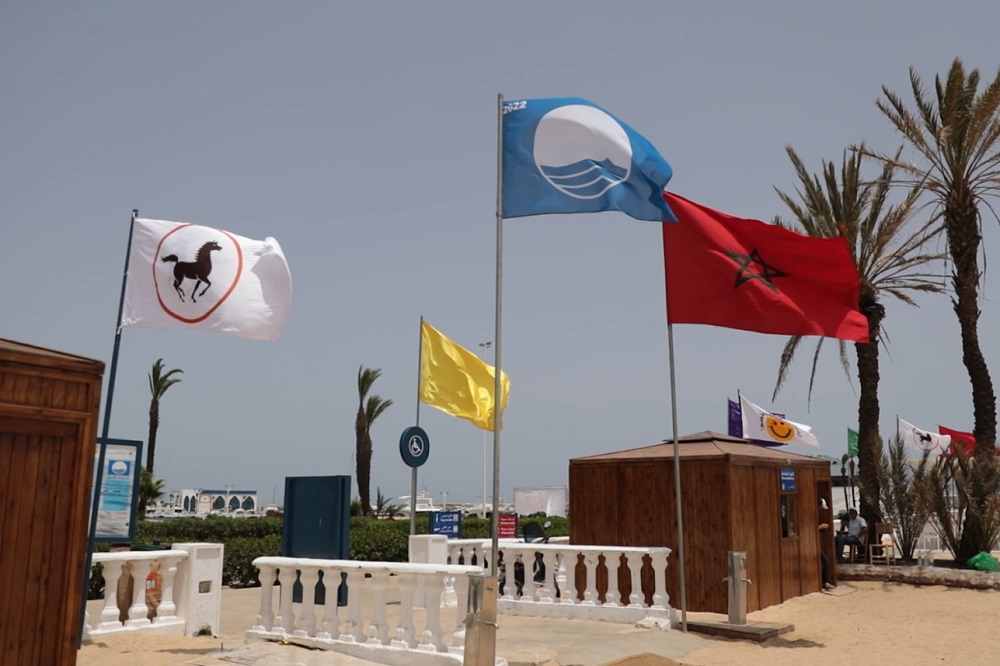 بشراكة مع مؤسسة البنك الشعبي.. رفع اللواء الأزرق بشاطئ مارينا سمير لأول مرة