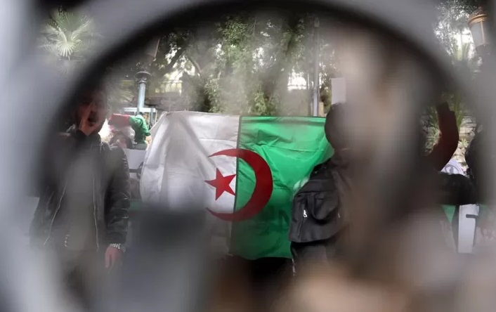 ما الذي يحدث في الجزائر ؟!