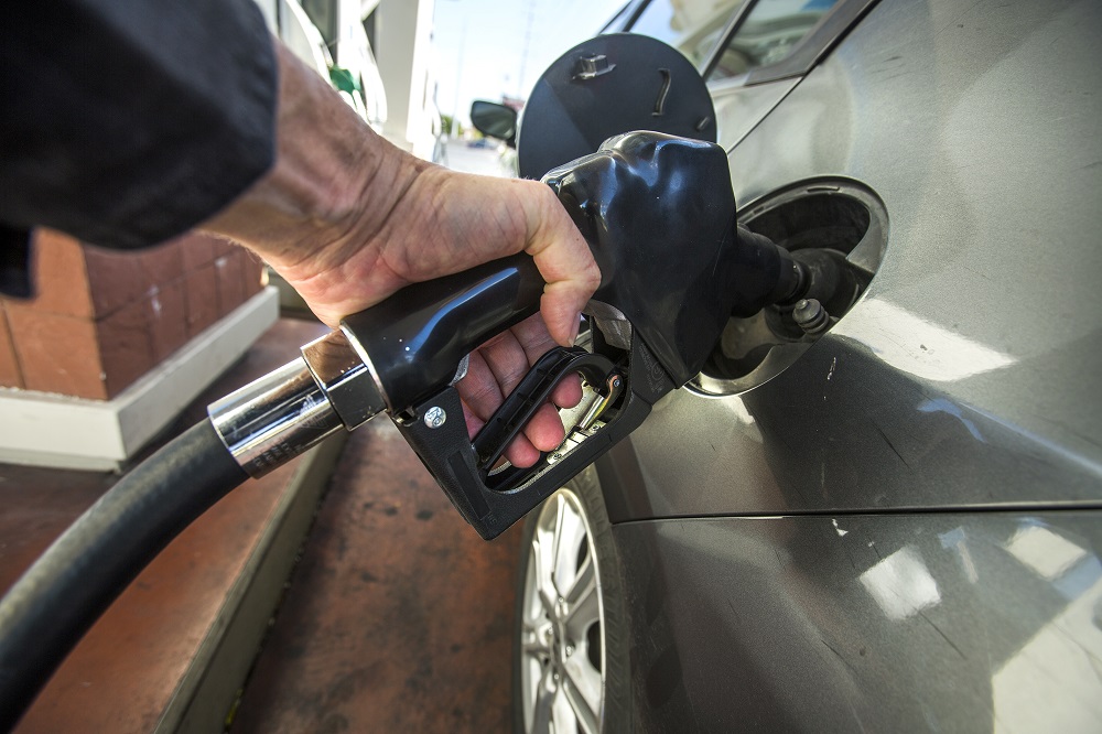 أسعار النفط تنزل إلى أدنى مستوياتها منذ 6 أشهر