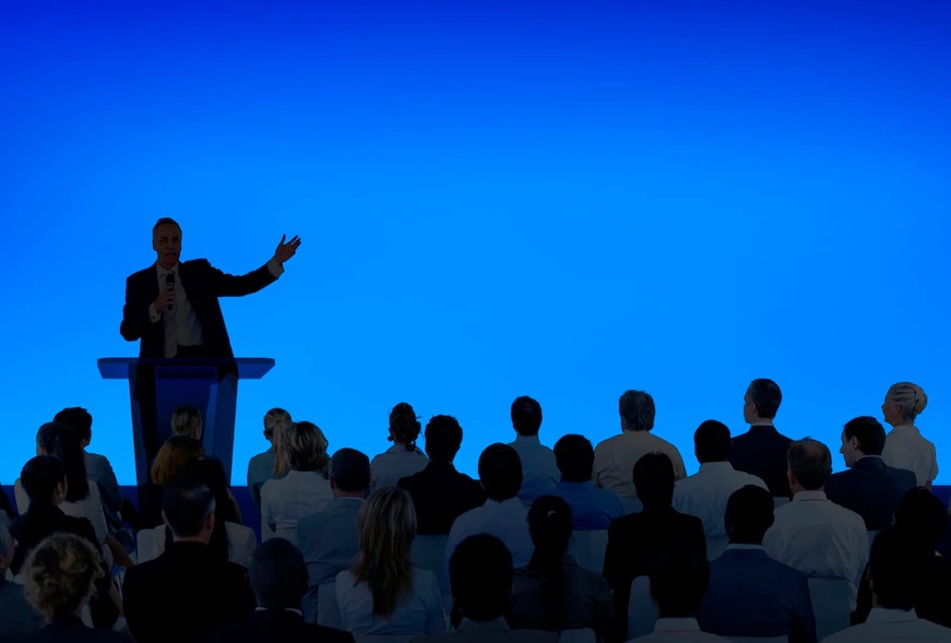  من أجل قانون يمنع التصفيقات.. هكذا يتفوّه السياسيون المغاربة بالكثير من الهراء 