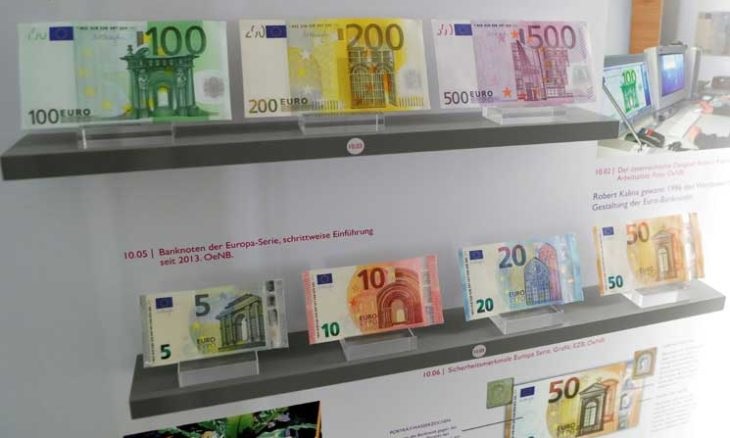 الأورو دون 0,99 دولار للمرة الأولى منذ عشرين عاما