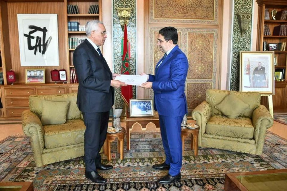  وزير العدل الجزائري يسلم دعوة حضور القمة العربية لبوريطة 