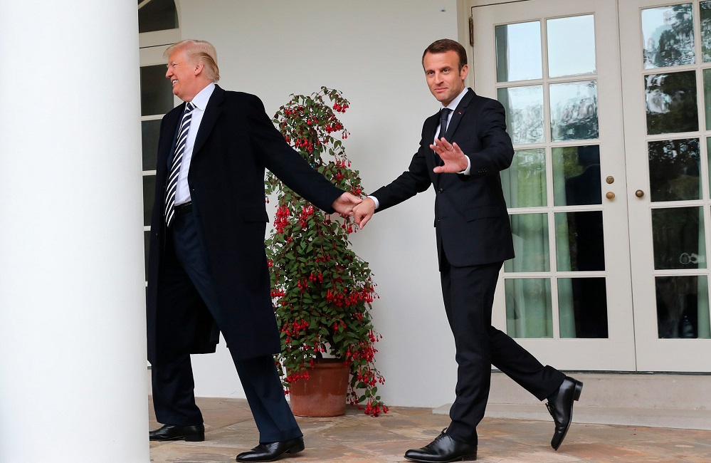 وثائق سرية.. ترامب يفتخر بأنه يعلم أشياء سرية "وسخة" عن ماكرون