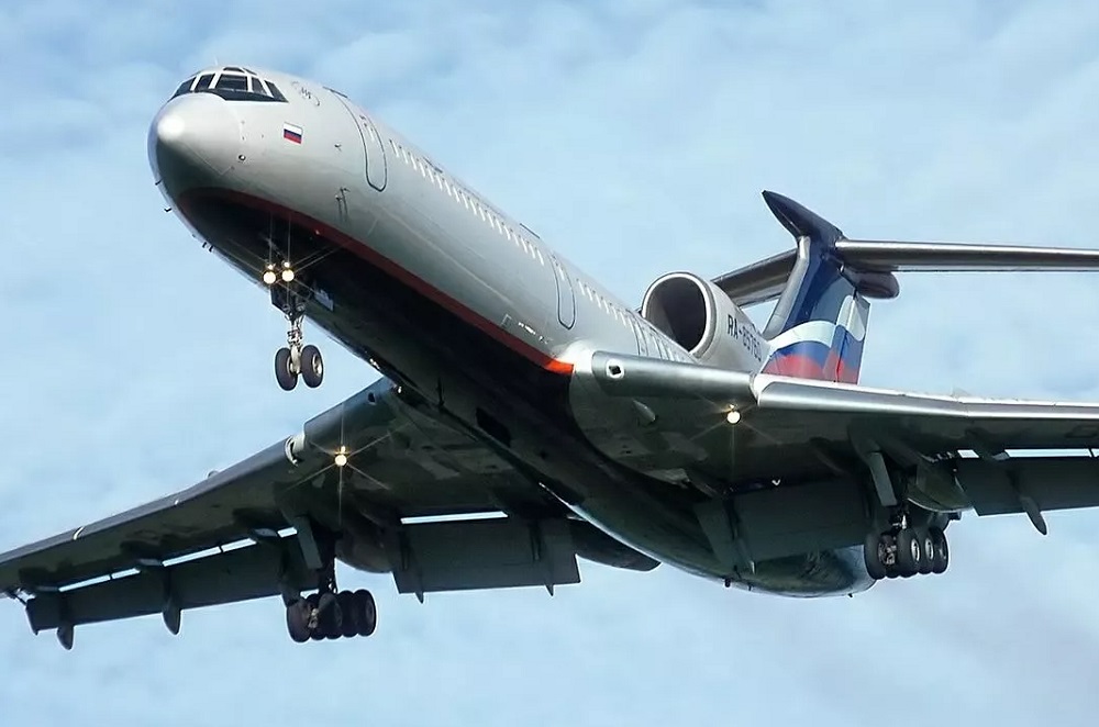  راكب يحاول تحطيم نافذة طائرة متجهة إلى دبي 