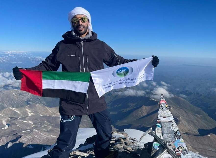 الإماراتي المحيربي ينجح في تسلق أعلى قمة في أوروبا