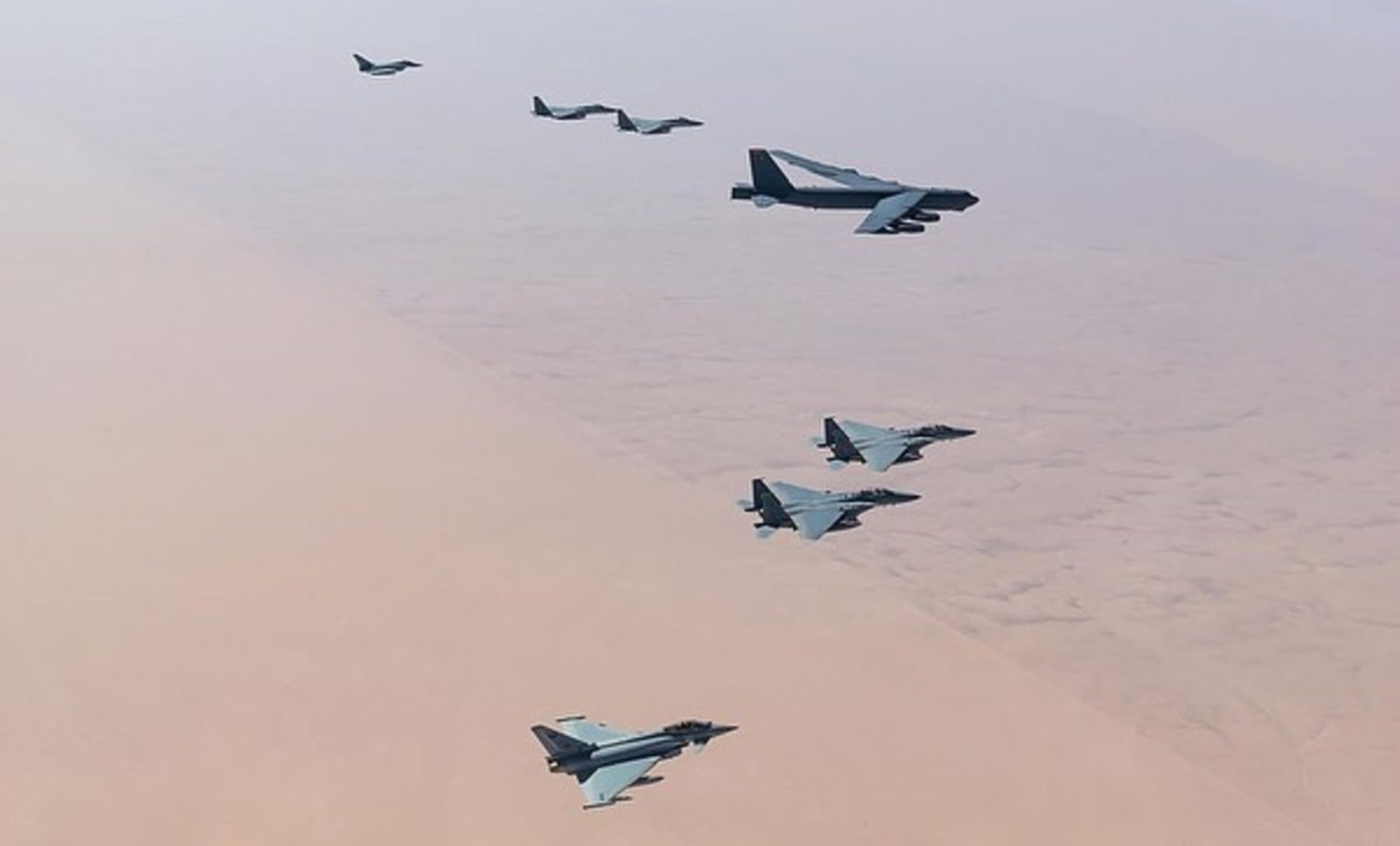 مقاتلات سعودية تحيط بقاذفة نووية أميركية في سماء المملكة