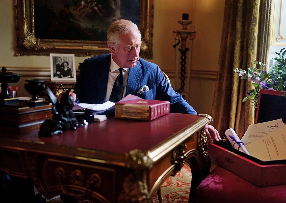 هذه 10 أقوال مدح فيها الملك تشارلز الدين الإسلامي