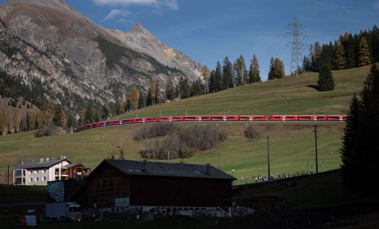  أطول قطار ركاب في العالم يعبر جبال الألب السويسرية 