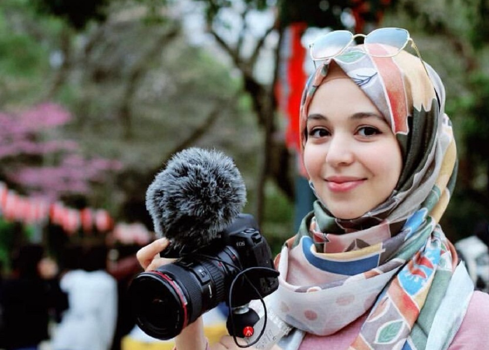 اليوتوبر المغربية إحسان بنعلوش تحرز جائزة الشارقة للاتصال الحكومي