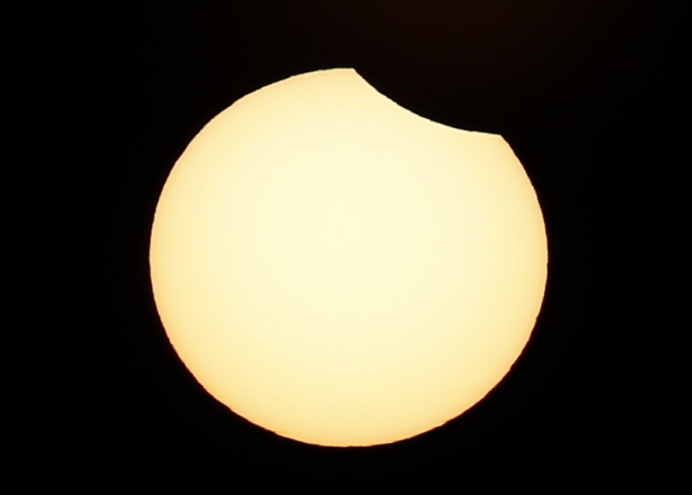 دولة خليجية تقرر تعطيل الدراسة بسبب كسوف الشمس