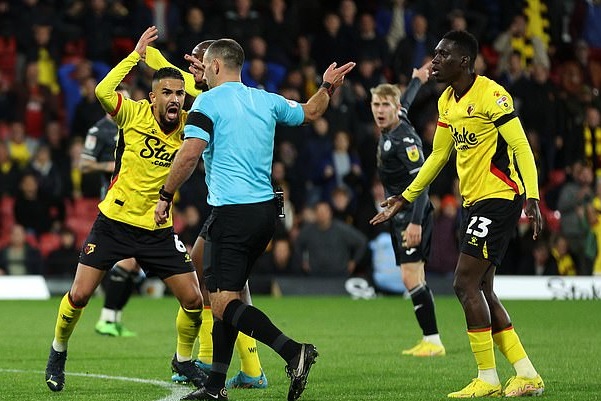 بتهمة "البصاق المتعمد".. الدولي المغربي عمران لوزا مهدد بالإيقاف