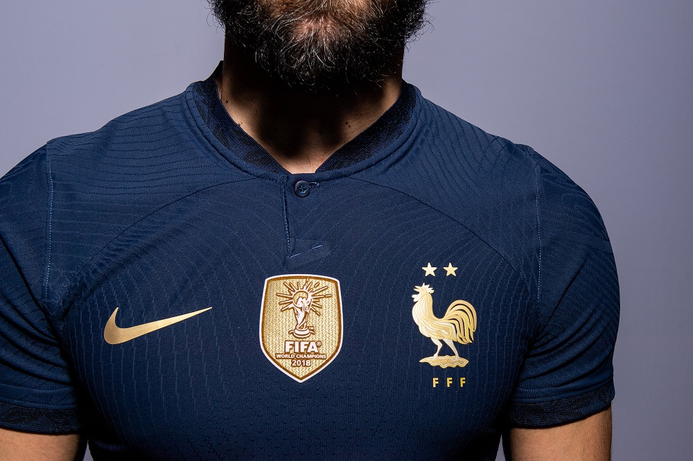 أفضل لاعب في العالم يغادر تدريبات "الديوك" مصابا