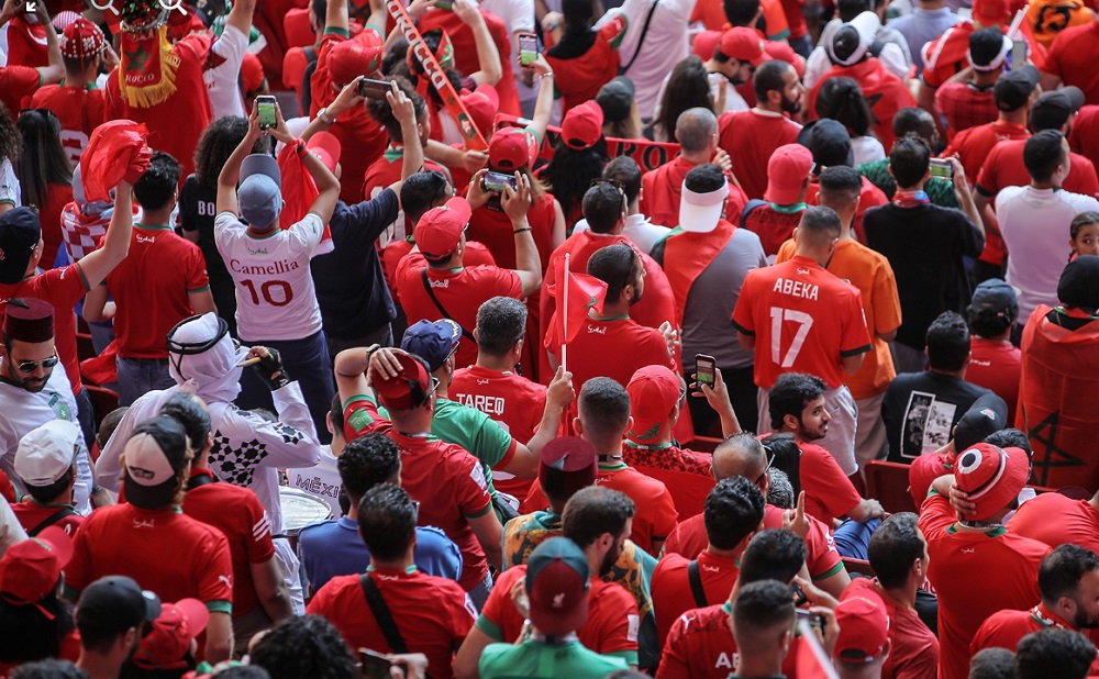  الجمهور المغربي ينظف مدرجات الملعب بعد نهاية مباراة الأسود ضد كرواتيا 
