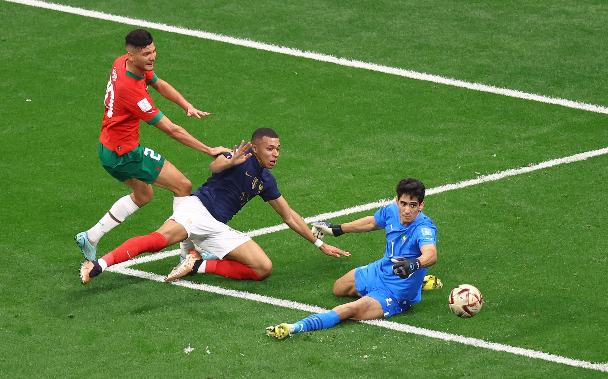 بعد أداء بطولي.. أسود الأطلس ينهزمون أمام الديوك بهدفين للاشيء