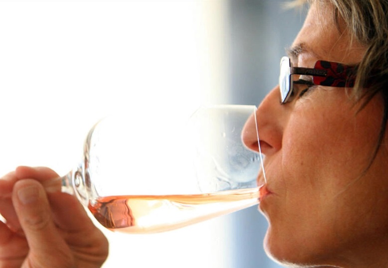 الفرنسيون أكثر من شرب نبيذاً وردياً في 2022