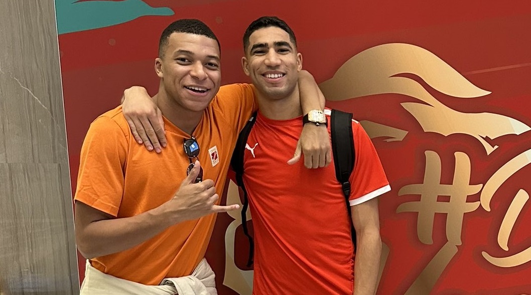 مبابي يهنئ حكيمي بتأهل المغرب