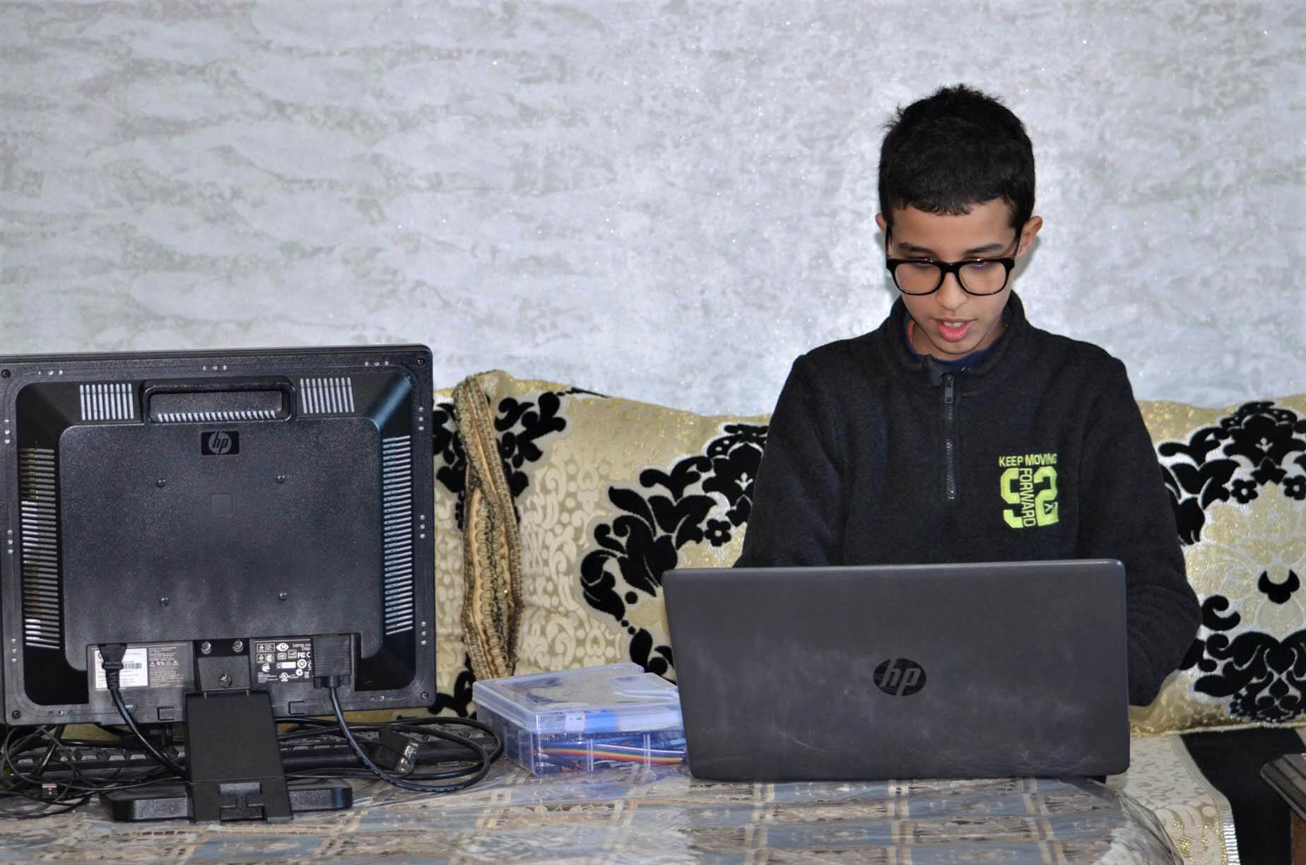 أيوب أكدر.. نبوغ مبكر وتميز فريد في عالم البرمجة