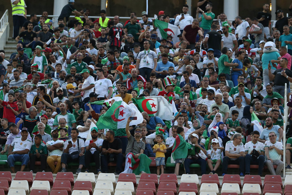 الكاف تفتح تحقيقا في الانتهاكات والأحداث التي واكبت افتتاح بطولة "الشان" بالجزائر