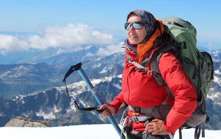  بشرى بايبانو.. مغامِرة مغربية تمكنت من تسلّق قممِ العالم السبع 