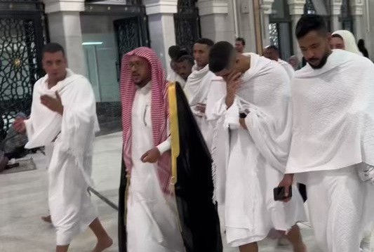 حكيمي في السعودية.. عمرة ولقاء لإمام الحرم وجائزة "الرياضي المفضل"