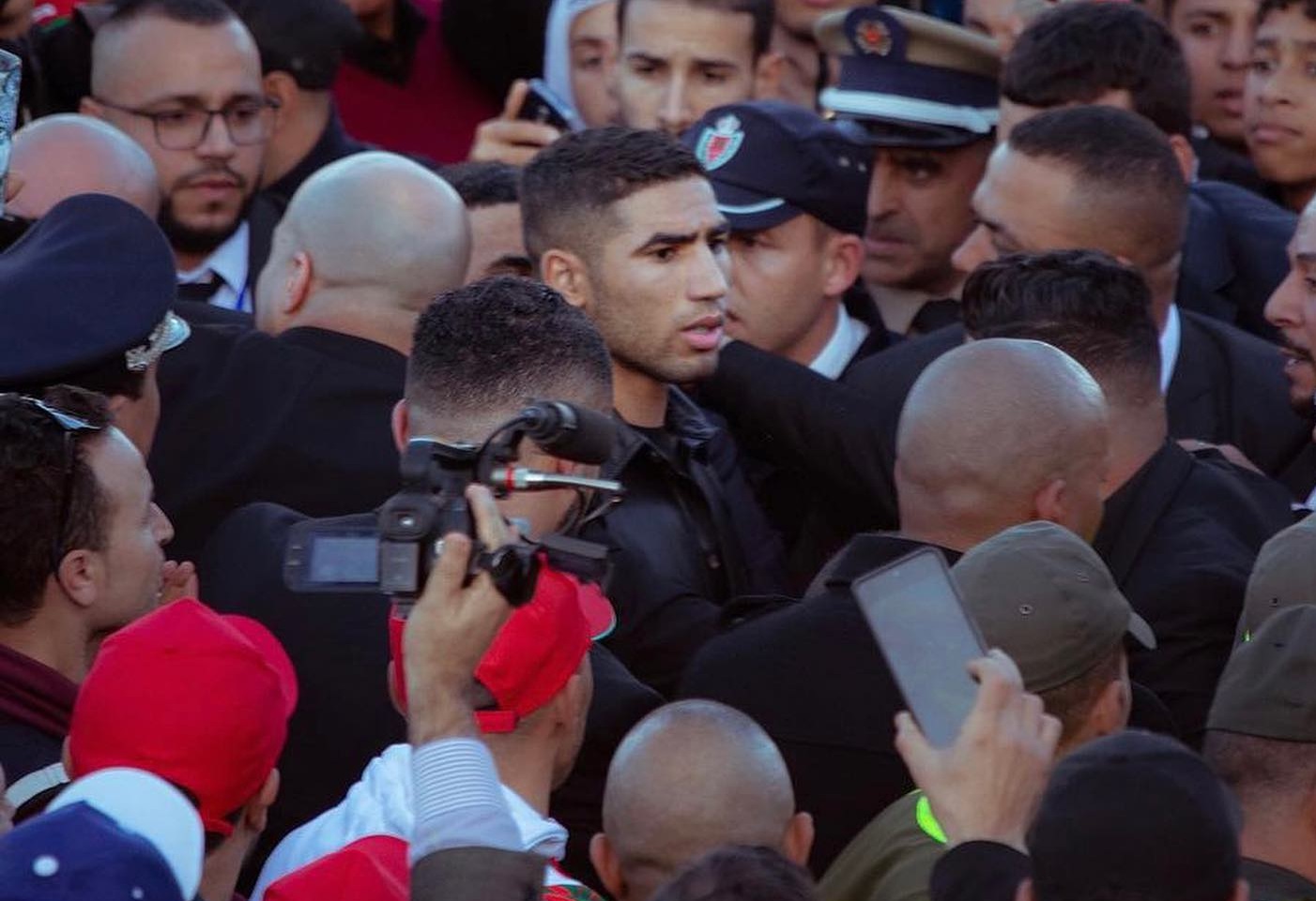 أشرف حكيمي يوجه رسالة إلى ساكنة القصر الكبير