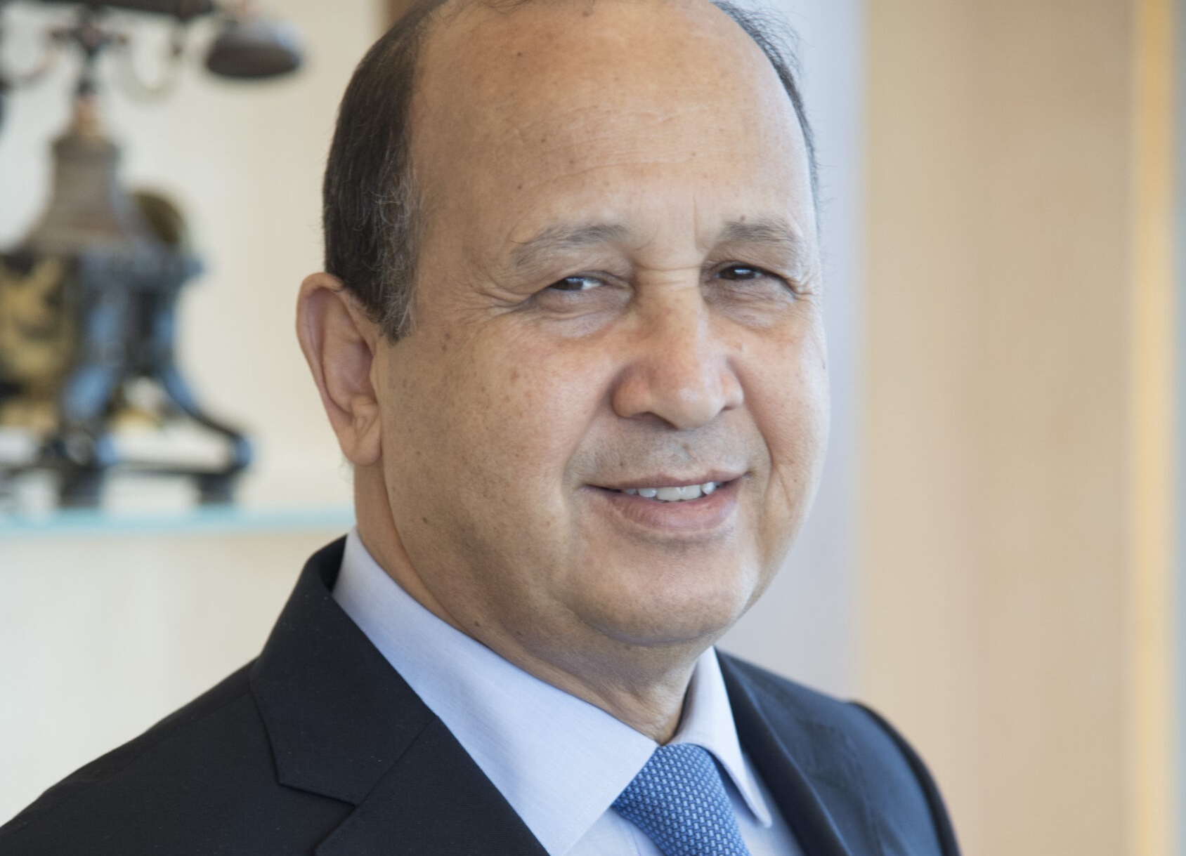 أحيزون.. رجل التتويجات ورائد عالم الاتصالات بالمغرب