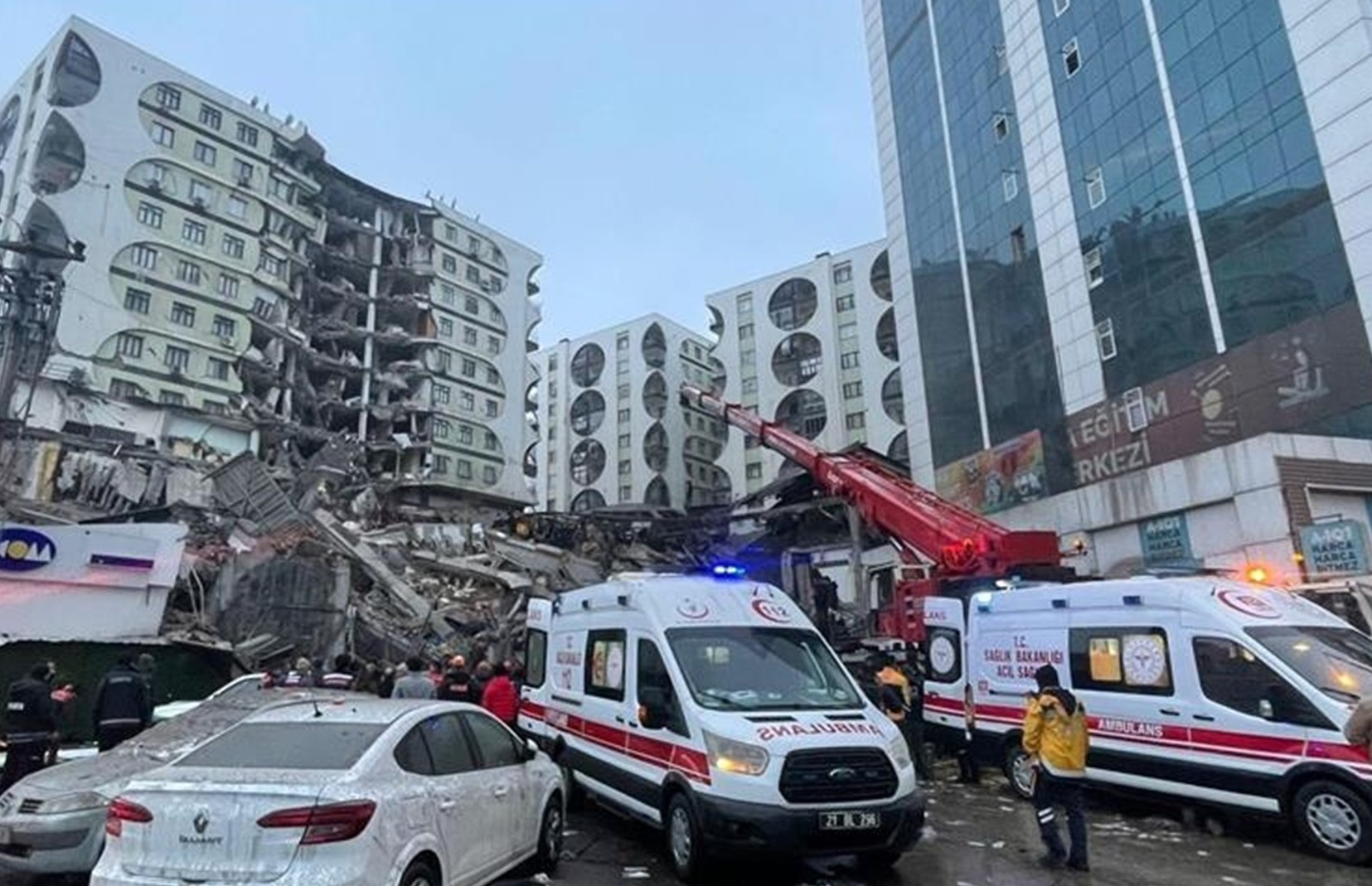 زلزال مدمر يضرب تركيا ويخلف مئات القتلى وارتدادته تصل دولاً عربية