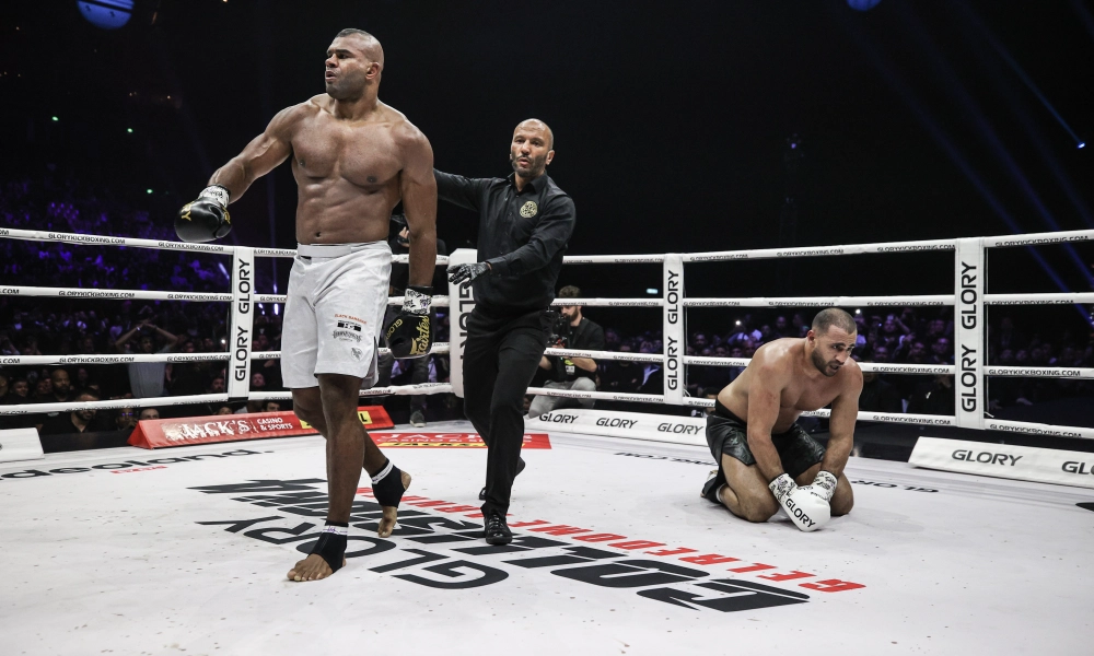  بدر هاري "يهزم" الهولندي أوفريم خارج الحلبة 