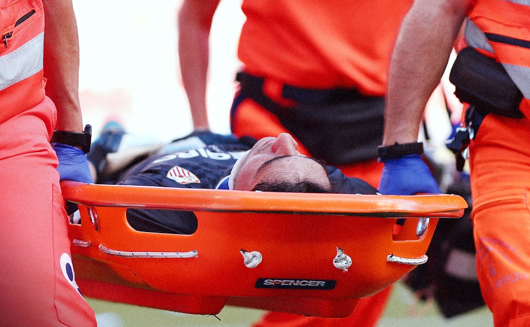  تم إخراجه على نقالة.. بونو يتعرض لإصابة مقلقة 