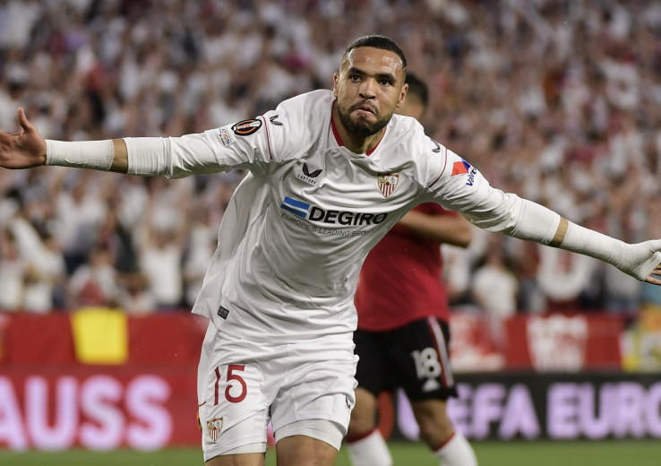 النصيري يتألق من جديد أمام مانشستير يونايتد