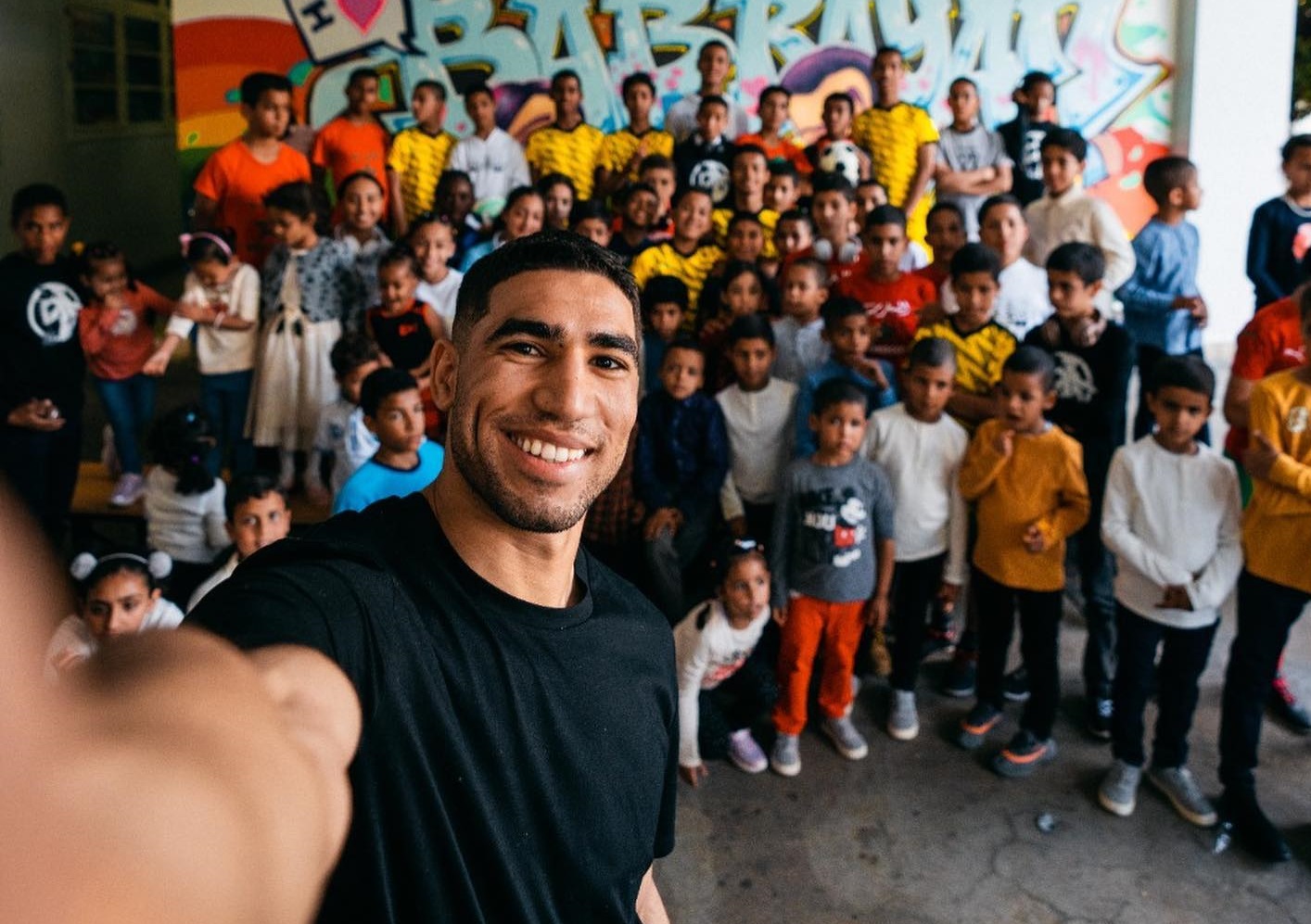 حكيمي يحتفل بالعيد مع أطفال جمعية خيرية بالبيضاء