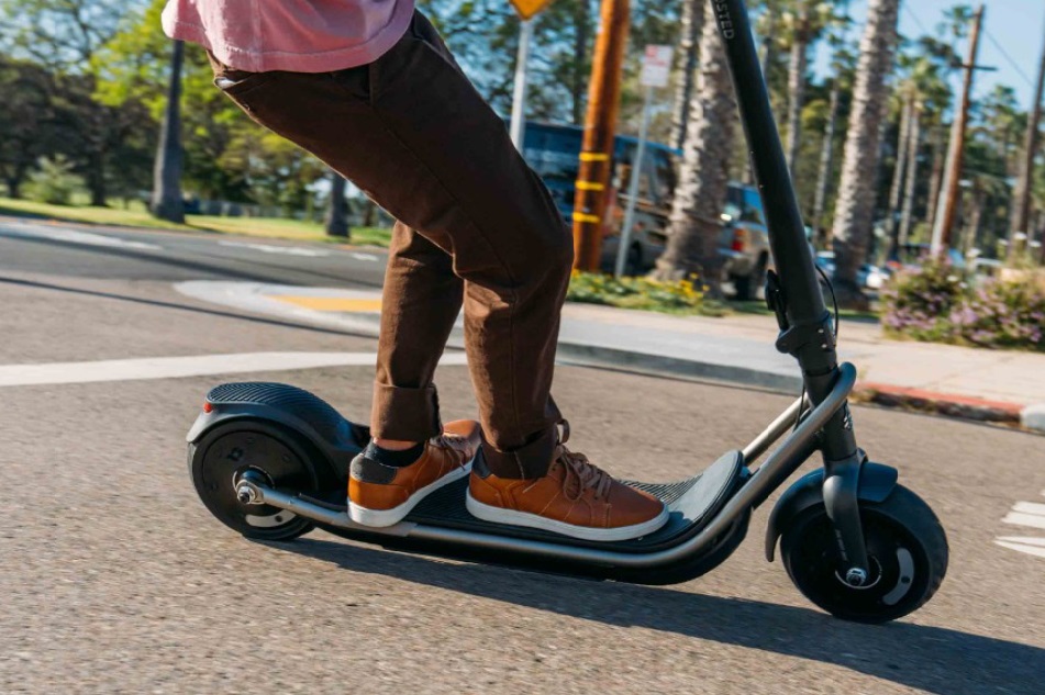 "طروتينيط" الكهربائية.. الحجز قبل القانون؟