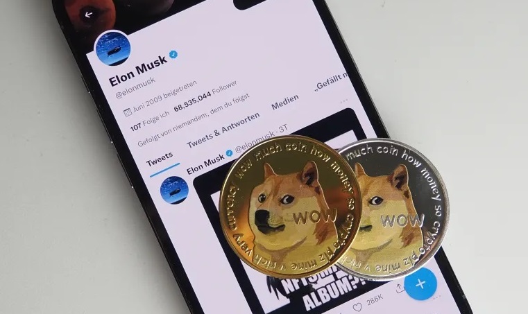 إيلون ماسك يغير شعار تويتر من الطائر إلى الكلب