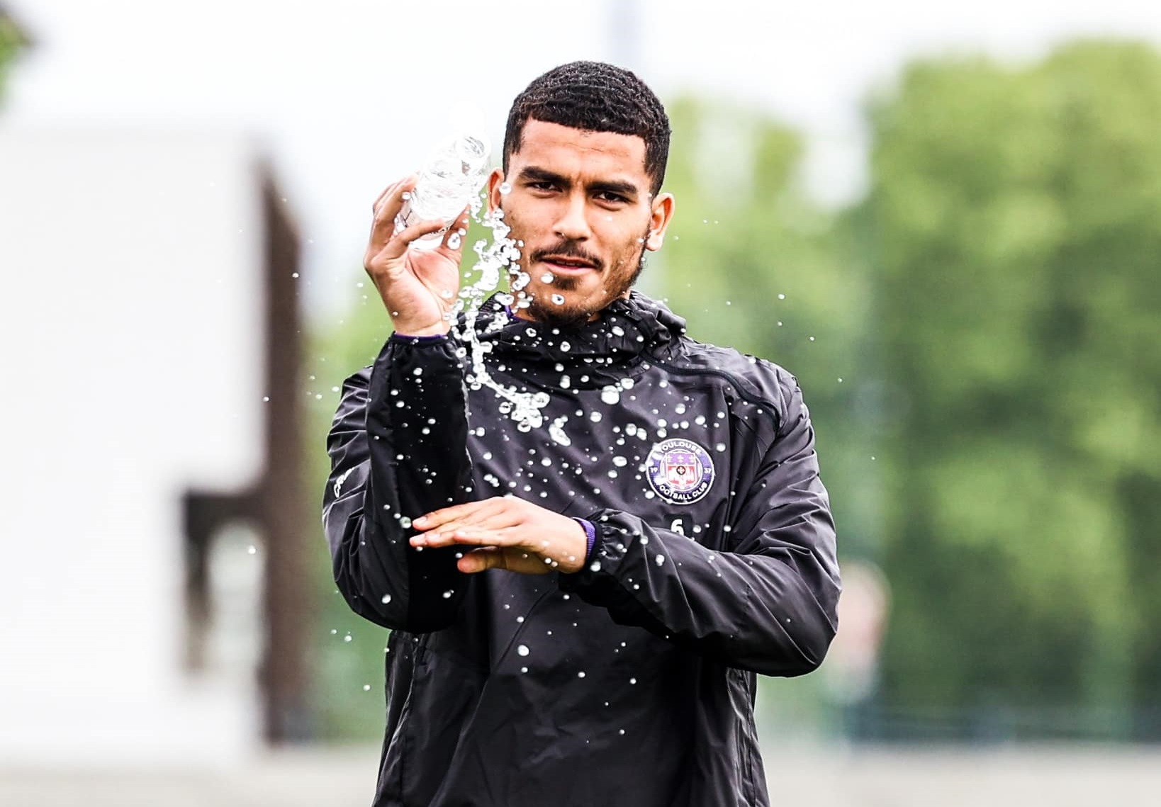  أبو خلال يرفض اللعب بسبب أقمصة داعمة للمثليين 