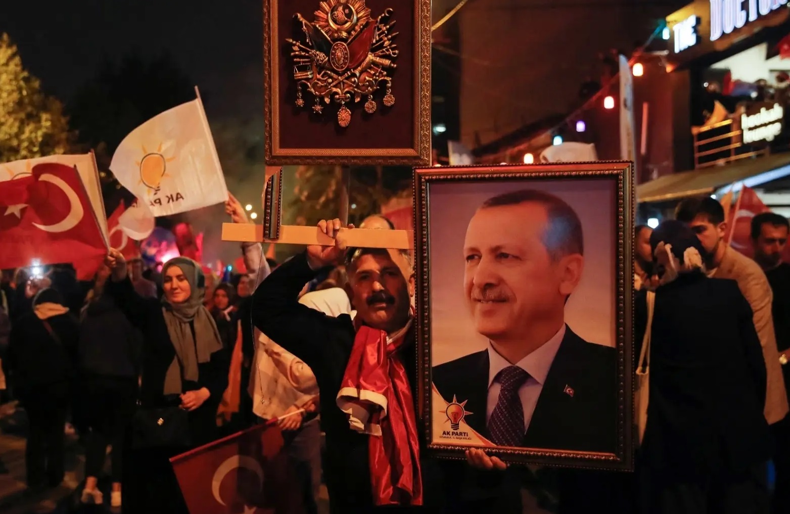   الليرة التركية تتراجع بشدة بعد إعلان فوز أردوغان 