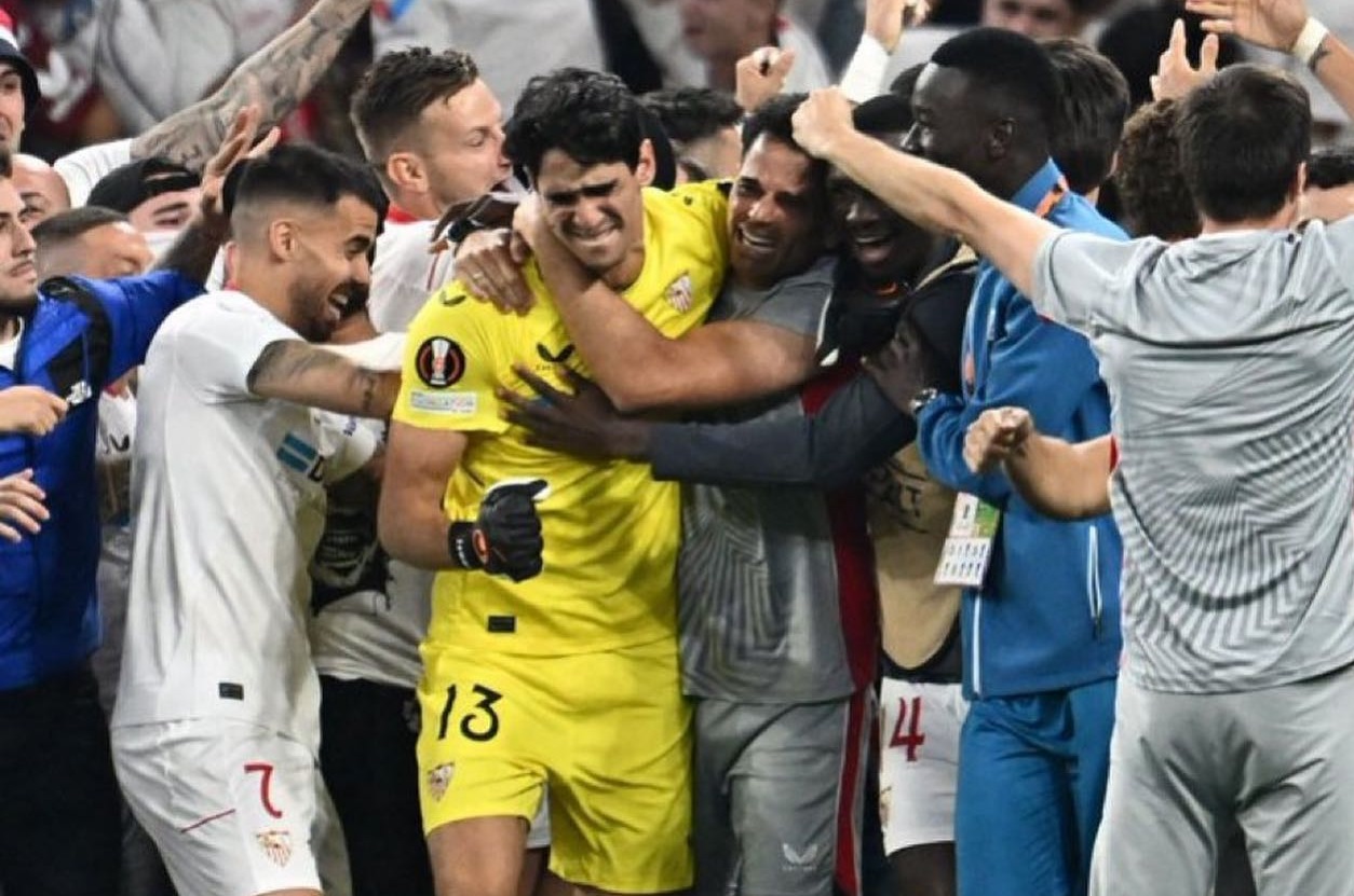 بونو يعيد إنجاز كأس العالم ويمنح فريقه كأس الدوري الأوروبي