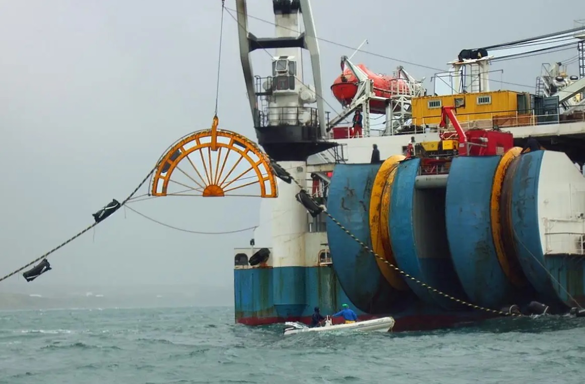 مشروع الربط الكهربائي بين المغرب وبريطانيا.. شركة XLCC تعلن نجاح نموذج سفينة مدّ الكابلات