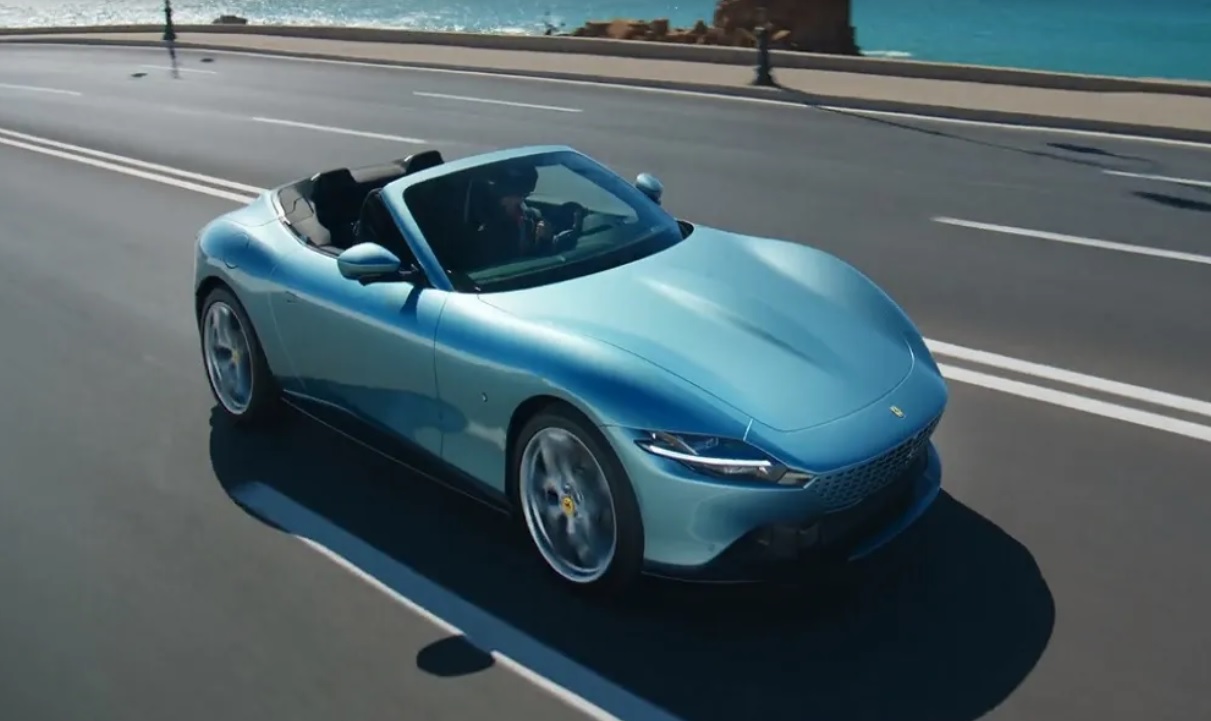  فيراري تصوِّر إشهار إصدارها الجديد بشوارع الرباط 