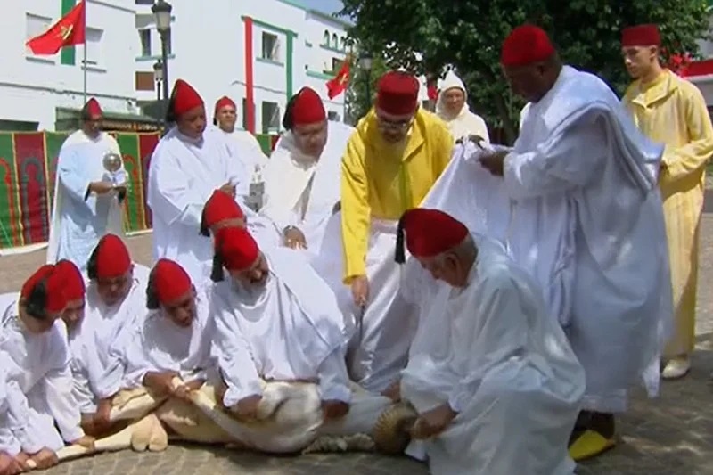 الملك يؤدي صلاة العيد وينحر الأضحية بمسجد الحسن الثاني بتطوان