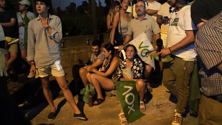 زعيم اليمين الإسباني يعلن فوزه