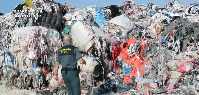 السلطات الإسبانية تحجز 800 طن من نفايات النسيج قادمة من المغرب