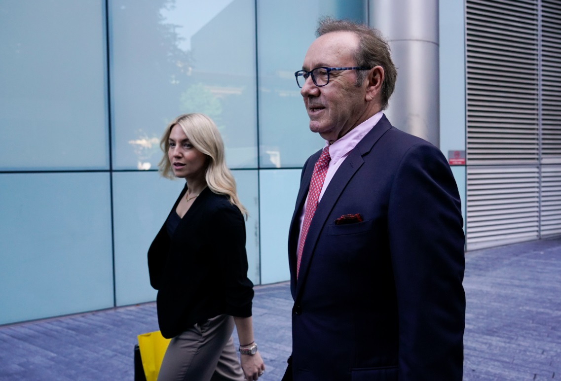 محكمة بريطانية تبرئ النجم كيفن سبيسي من كافة التهم الموجهة إليه