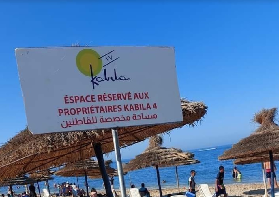 "مافيا احتلال الشواطئ" بشمال المغرب تضرب السياحة الداخلية في الصميم